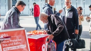 Reinhold Einwallner und Mario Leiter leisteten am Montag Überzeugungsarbeit am Bahnhof Dornbirn.