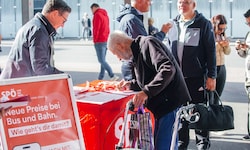 Reinhold Einwallner und Mario Leiter leisteten am Montag Überzeugungsarbeit am Bahnhof Dornbirn.