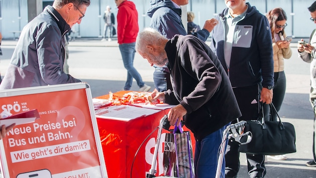 Reinhold Einwallner und Mario Leiter leisteten am Montag Überzeugungsarbeit am Bahnhof Dornbirn.