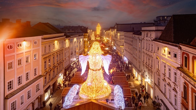 Auch das acht Meter hohe und beleuchtete Christkind auf dem Stadtplatz hat einen großen Anteil ...