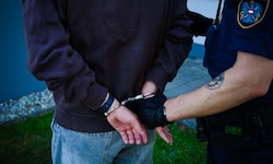 Die beiden Jugendlichen wurden von der Polizei angehalten und festgenommen. Der 14-Jährige ...