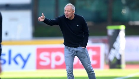 Coach Thomas Silberberger muss jetzt an mehreren Fronten kämpfen, die Kabine sauber kriegen. . .