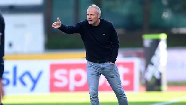 Coach Thomas Silberberger muss jetzt an mehreren Fronten kämpfen, die Kabine sauber kriegen. . .