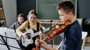 Das fehlende Budget hat weniger Personal und höhere Gebühren zufolge.