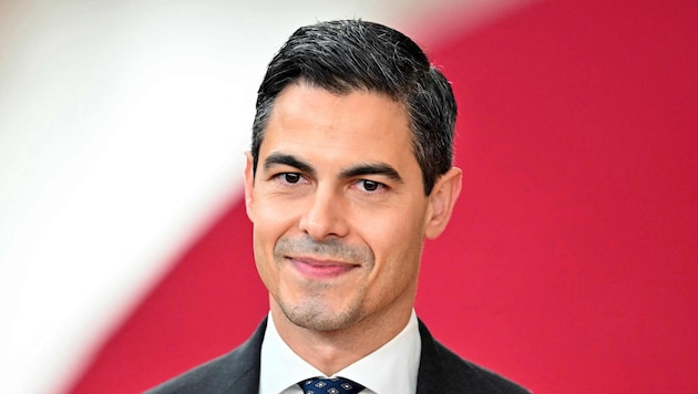Der niederländische Ministerpräsident Rob Jetten hat bekannt gegeben, mithilfe einer Leihmutter ...