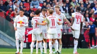 Die ganze Mannschaft freute sich sehr mit Jesper Lindström.