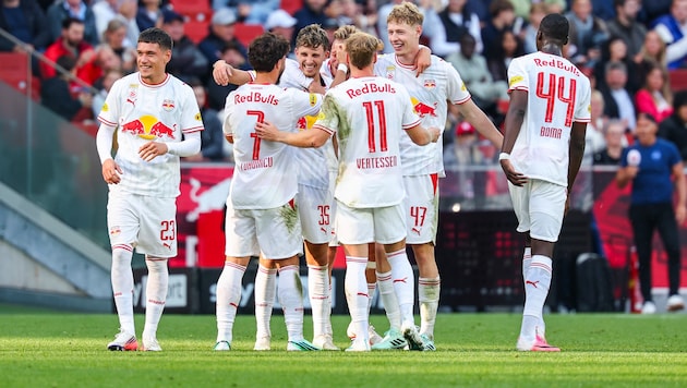 Die ganze Mannschaft freute sich sehr mit Jesper Lindström.