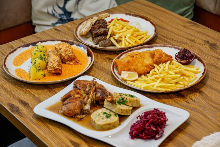Hier gibt es alles, was das Herz begehrt: Von Sarma und Cevapcici über Schnitzel und Knödel