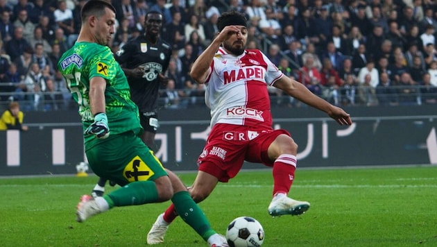 Der Zweikampf zwischen Sturm-Goalie Khudyakov und GAK-Kicker Jacob Italiano hatte fatale Folgen.