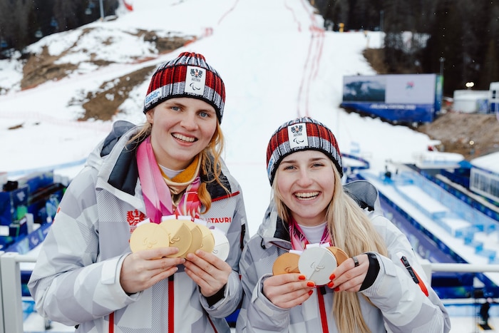 Veronika Aigner (li.) und Guide-Schwester Elisabeth kamen mit vier Goldenen von den Paralympics ...