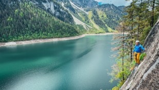 Beim Gosausee gibt‘s auch einen Klettersteig – für die überforderte Asiatin reichte schon ein ...