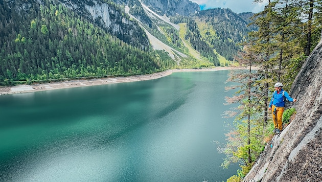 Beim Gosausee gibt‘s auch einen Klettersteig – für die überforderte Asiatin reichte schon ein ...