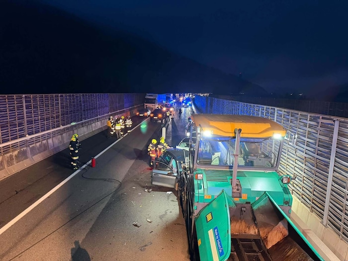 Die Feuerwehren führten Sicherungsarbeiten durch.
