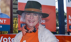 Die australische Politikerin Helen Haines ist von einem Auto erfasst worden und liegt nun mit ...