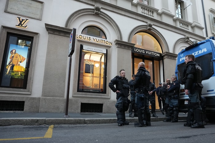 Die Polizei zeigt nach den Ausschreitungen Präsenz vor Geschäften.