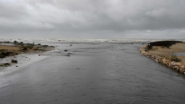 Schwere Unwetter haben Urlaubsregionen an der spanischen Mittelmeerküste unter Wasser gesetzt ...