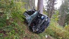 Der Wagen stürzte rund 60 Meter einen bewaldeten Hang hinunter. Der Lenker wurde verletzt ins ...
