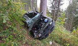 Der Wagen stürzte rund 60 Meter einen bewaldeten Hang hinunter. Der Lenker wurde verletzt ins ...