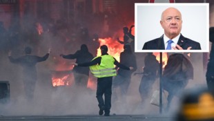 Brennende Fahrzeuge, geplünderte Geschäfte und massive Angriffe auf Polizeikräfte prägen die ...