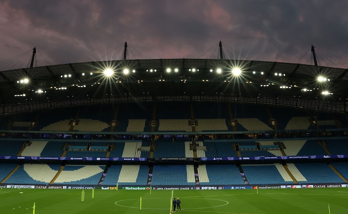 Dunkle Wolken ziehen über dem Etihad Stadium auf