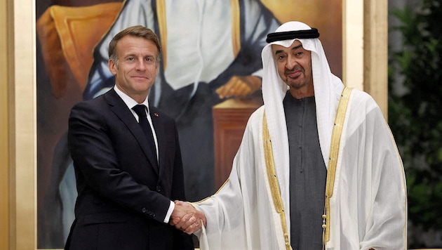 Frankreichs Präsident Emmanuel Macron mit Sheikh Mohamed bin Zayed Al-Nahyan, dem Präsidenten ...