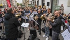 Protest gegen die Kürzungen im Musikschulwesen vor dem Landhaus 