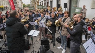 Protest gegen die Kürzungen im Musikschulwesen vor dem Landhaus 