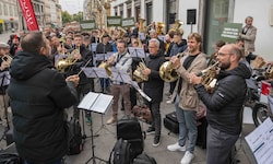 Protest gegen die Kürzungen im Musikschulwesen vor dem Landhaus 