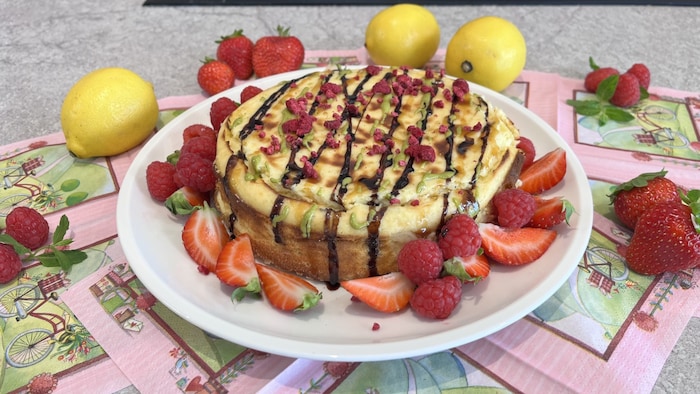 Dieser Skyr-Cheesecake mit knusprigem Keks-Mandel-Boden ist ein Genuss für alle Naschkatzen!