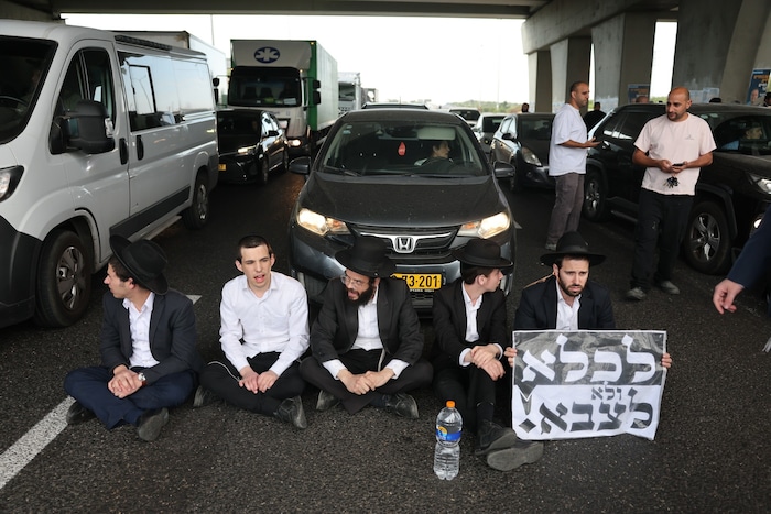 Ultraorthodoxe Juden blockieren den Verkehr auf einer Hauptverkehrsstraße während einer ...