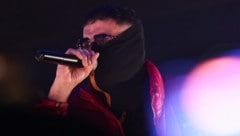 Rapper Haftbefehl befindet sich nach einem Klinikaufenthalt in Reha-Behandlung. 