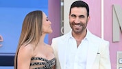 Bei den  „Office Romance“-Premieren verstanden sich Jennifer Lopez und Brett Goldstein prächtig. ...