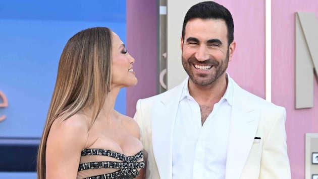 Bei den „Office Romance“-Premieren verstanden sich Jennifer Lopez und Brett Goldstein prächtig. ...