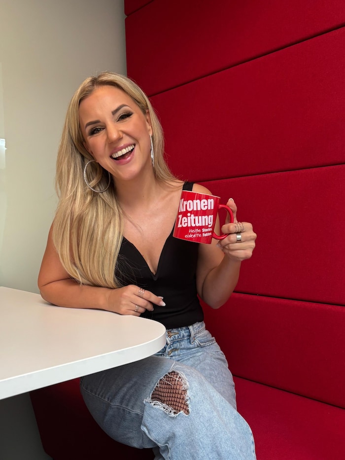 Pop-Schlager-Sängerin Natalie Holzner zu Besuch in der „Kärntner Krone“-Redaktion.