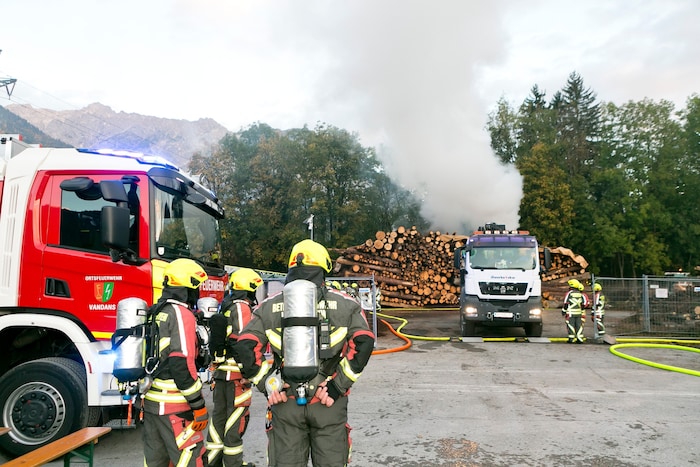 Ein Großaufgebot der Feuerwehr war zum Brandort ausgerückt.