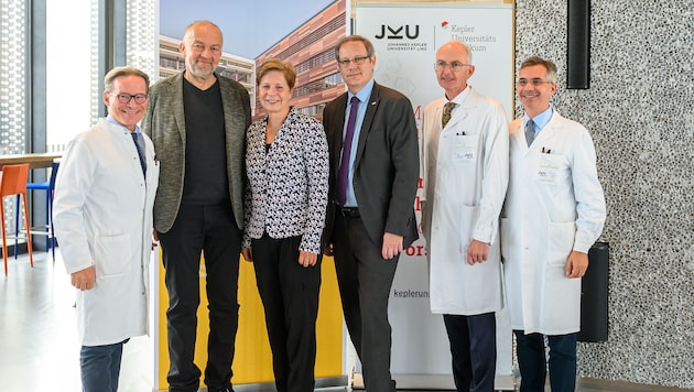 Group photo with a lady: JKU Senate Chair Andreas Gruber, KUK Managing Director Meinhard Lukas, ...