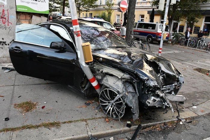 Ein Bild der Verwüstung: Der Wagen krachte gegen mehrere Hindernisse und schließlich gegen eine ...