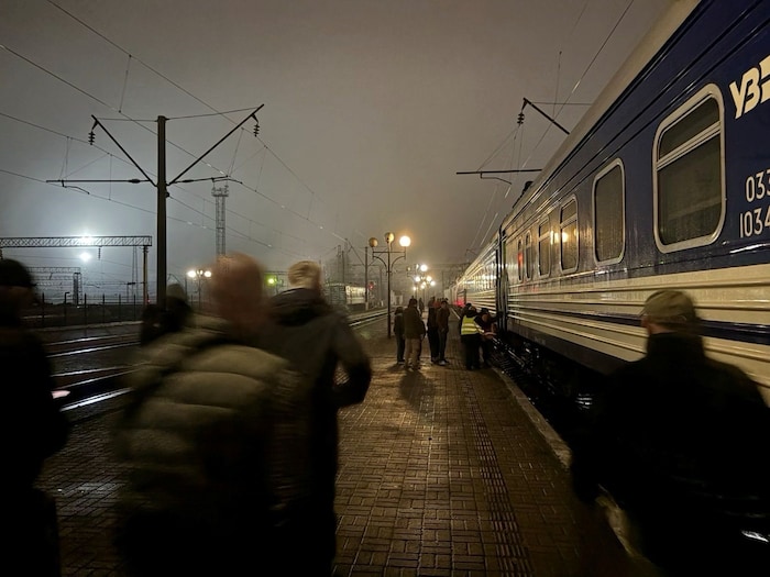 Mitten in der Nacht wurde der Zug von Nehammer & Co. von russischen Drohnen ins Visier genommen.