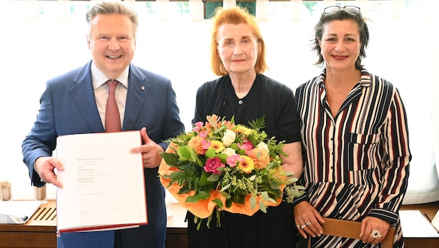 Elfriede Jelinek (M.), Bürgermeister Michael Ludwig und Kulturstadträtin Veronica Kaup-Hasler ...