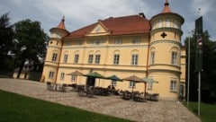 Auf dem Parkplatz vor dem bekannten Schloss Mageregg wurde eine Leiche entdeckt.