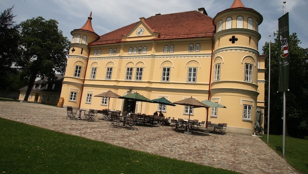 Auf dem Parkplatz vor dem bekannten Schloss Mageregg wurde eine Leiche entdeckt.