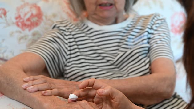 Zwei Männer hatten es auf das Geld der älteren Personen abgesehen.