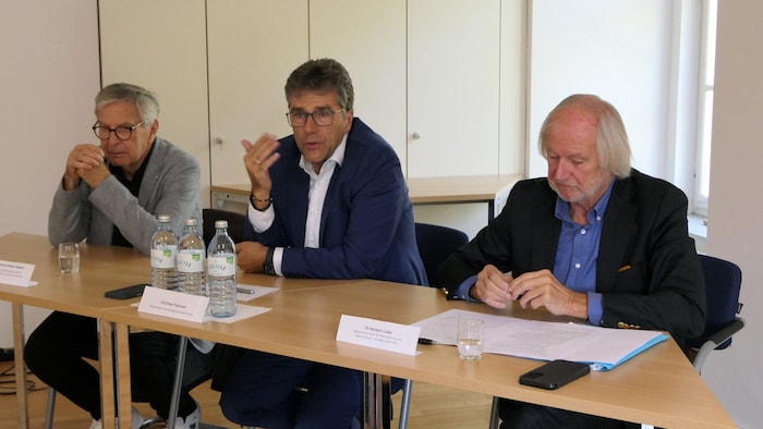 Bürgermeister Christian Flammer (Mitte) freut sich, dass er Architekt Helmut Stefan Haiden (li.) ...