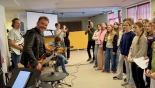 Karl Grammer „Let Me Entertain You“ – Jerry Meehan spielte mit Band, die Schüler sangen.