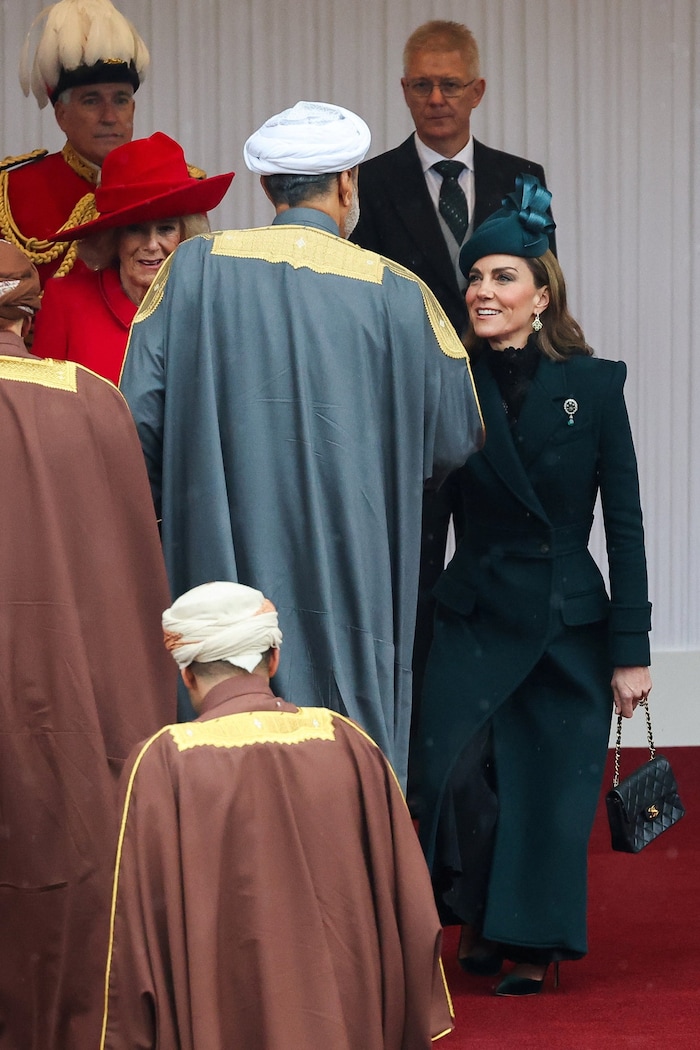 Ein Hofknicks gehört zu den traditionellen Gesten des britischen Königshauses vor Personen ...