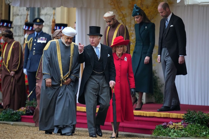 König Charles, mit Zylinder, im Gespräch mit dem Sultan von Oman.