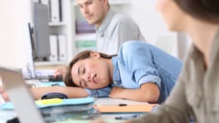 Die Beschwerden beginnen meist im Jugend- oder jungen Erwachsenenalter.