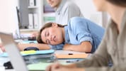 Die Beschwerden beginnen meist im Jugend- oder jungen Erwachsenenalter.