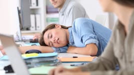 Die Beschwerden beginnen meist im Jugend- oder jungen Erwachsenenalter.