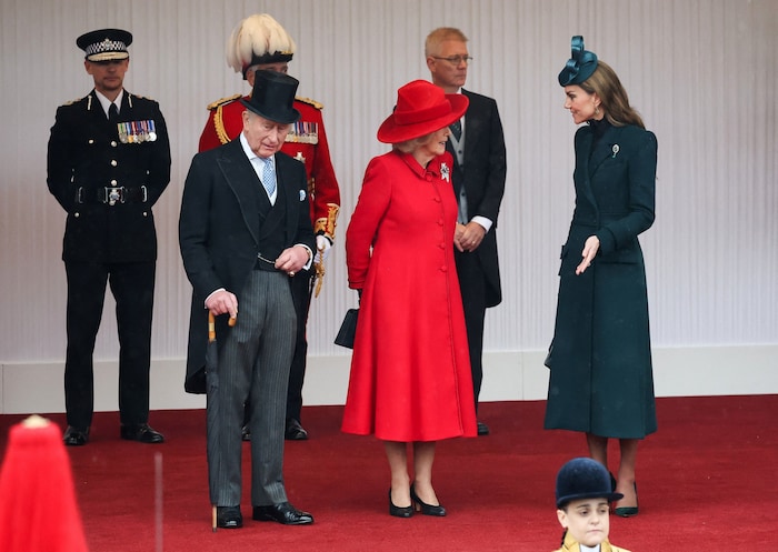 Trotz des herbstlichen Wetters ließen sich die Royals die Laune nicht verderben. König Charles ...